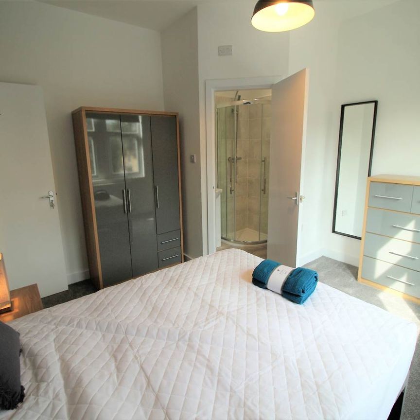 Kirkstall Lane (Room 1), Headingley , Leeds - Photo 1