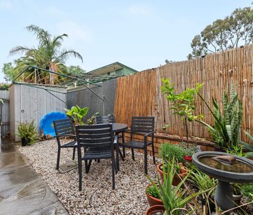 Modern 2-Bedroom Ground-Floor Unit with Private Garden - Photo 6