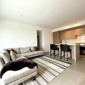 Stylish 2 Bed, 2 Bath Corner Suite with Terrace and Balcony, Water Vie - Photo 2