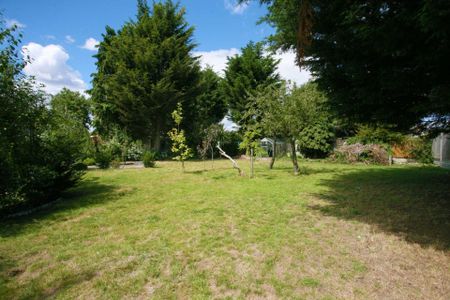 Price £2,200 pcm - Available Now - Part Furnished - Photo 2