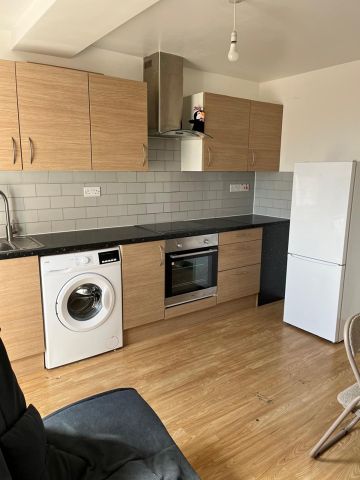 1 Bed Flat, Station Parade, IG11 - Photo 3