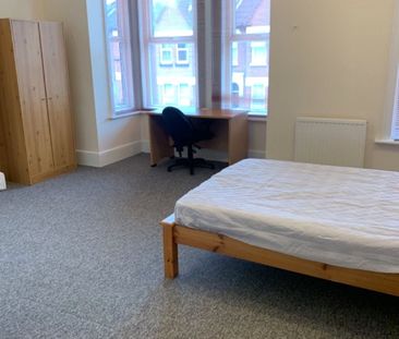 5 bedroom semi-detached house to rent - Photo 4