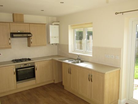 3 bed Semi-Detached - To Let - Photo 3