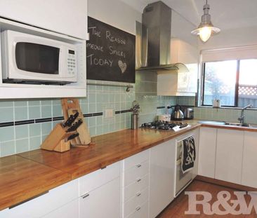 SPACIOUS TWO BEDROOM UNIT WITH COURTYARD - Photo 2