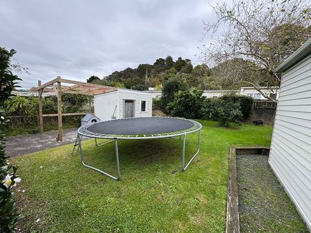 Charming 2BR Home with Courtyard, Fully Fenced - Photo 4