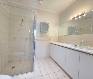 STREET FRONT 3 BEDROOM BEACHSIDE VILLA - Photo 6