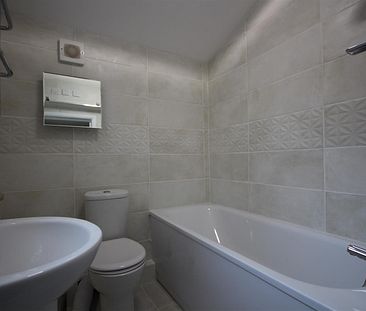 1 bedroom Flat to let - Photo 2