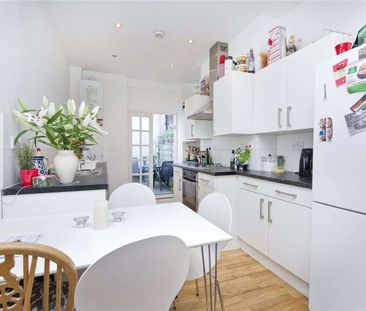 A wonderful four bedroom period house, with two bathrooms and a cou... - Photo 6