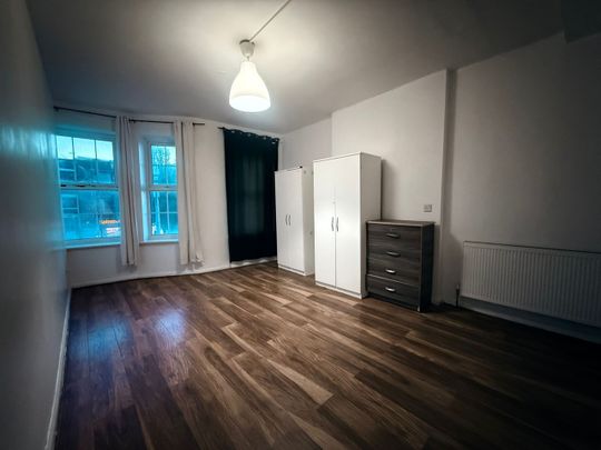 2 Bed Flat, Frinton Mews, IG2 - Photo 1