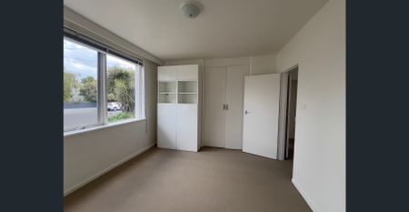 Light-Filled Two Bedroom Apartment – Water Included! - Photo 4