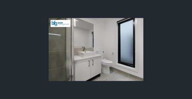 Modern 2-Bedroom Townhouse With Carport in Clyde - Photo 1