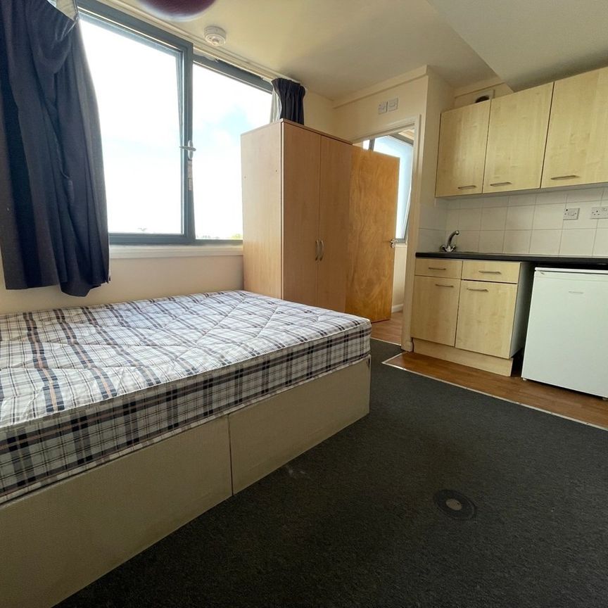Studio Flat, Mede House, SO15 - Photo 1