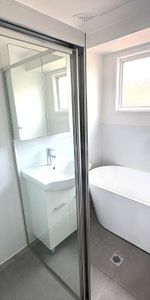 Modern Renovated 4 Bedda! - Photo 3