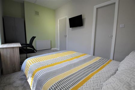 6 bedroom semi-detached house to rent - Photo 2