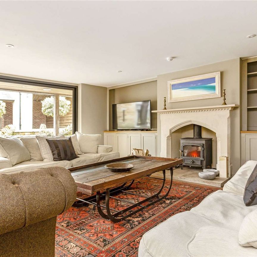 Spacious barn conversion near the popular Cotswold village of Bledington. - Photo 1