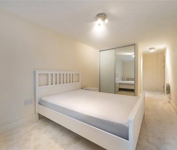 2 bedroom flat in London - Photo 1