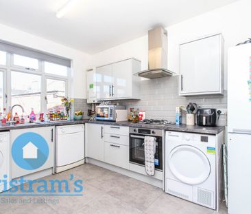 3 bed Flat for Rent - Photo 2