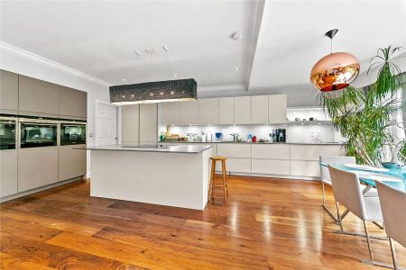 3 bedroom flat in Richmond - Photo 4