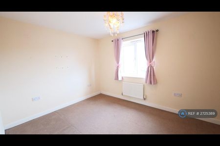 3 bedroom semi-detached house to rent - Photo 2