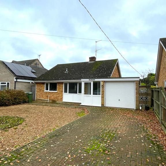 3 bedroom detached bungalow to rent - Photo 1