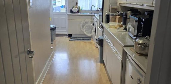 1 bedroom in a house share to rent - Photo 2