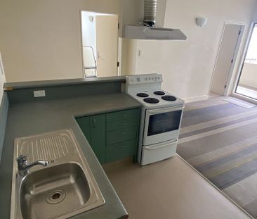 Chic 3BR Te Aro Apt - Central Living! - Photo 3