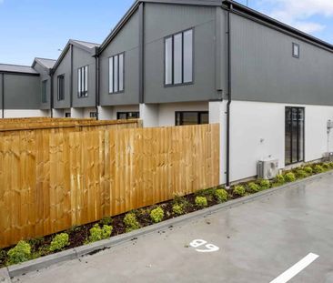 Two Bedroom Townhouse - Great Location! - Photo 2