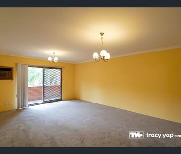 Comfortable 2 bedroom unit within walk to the station, buses and shops - Photo 6