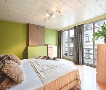 Mooie en gerenoveerde woning in populaire straat te Borgerhout - Photo 4