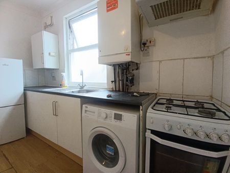 2 Bed Flat, Leigh Road, E6 - Photo 3