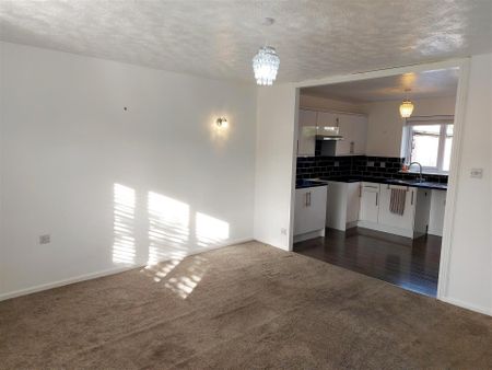 2 bedroom Detached bungalow to rent - Photo 2