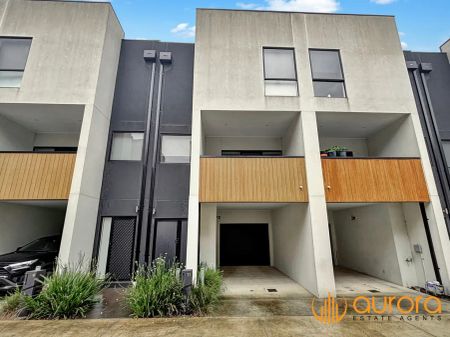 “BRIGHT, MODERN & STYLISH TOWNHOUSE” - Photo 3