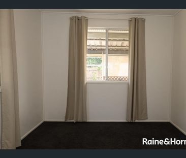 4 Bedroom, 2 Bathroom home - Close to town! - Photo 2