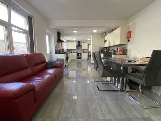 Richmond Road, Roath - Photo 1