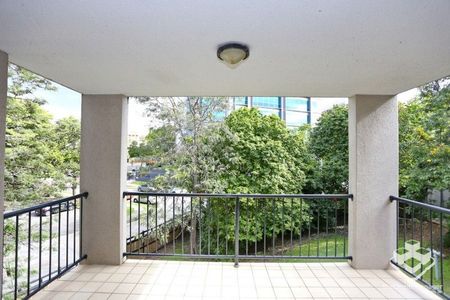 One bedroom apartment at heart of Toowong - Photo 3