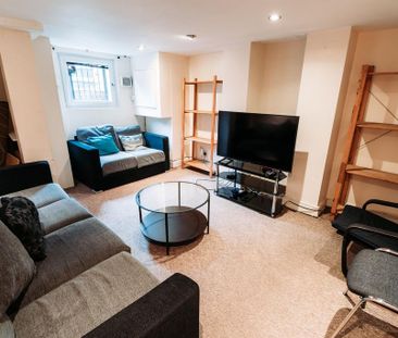 6 bedroom terraced house to rent - Photo 1