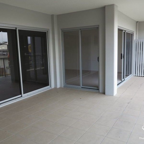 Spacious one bedroom apartment close to all convenience! - Photo 1