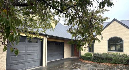 Large Executive Home - Photo 5