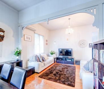 Modern Style & Charming Character - Perfect Inner City Cottage - Photo 1