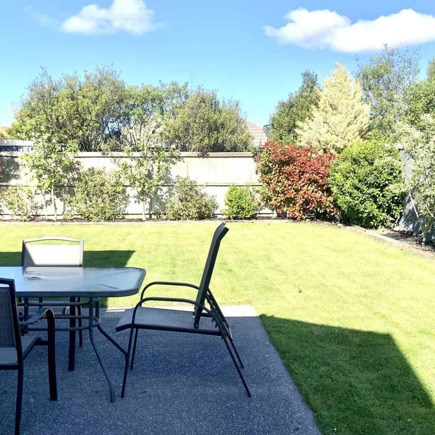 Fantastic fully furnished family home situated in a quiet cul-de-sac in established subdivision! - Photo 1