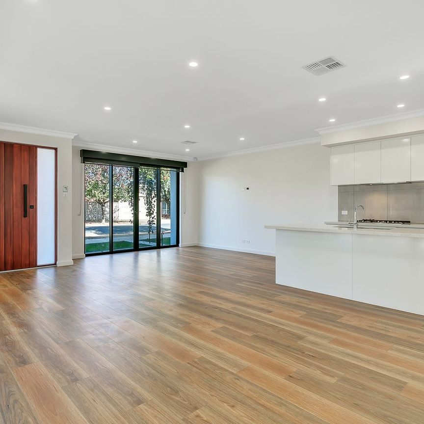 Grand, Executive, modern 3 bedroom residence with it all! Including double garage! - Photo 1