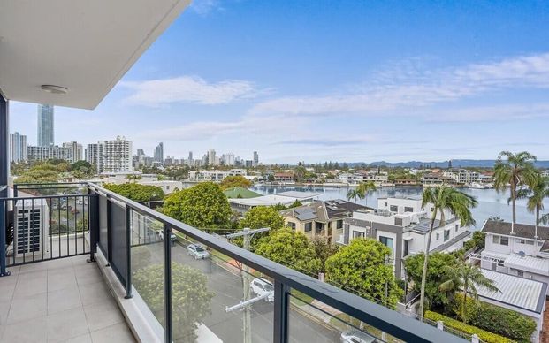 Surfers Paradise - Photo 1
