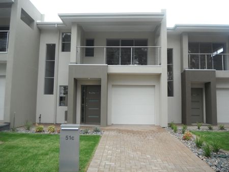 Lovely 3 Bedroom Townhouse - Photo 4