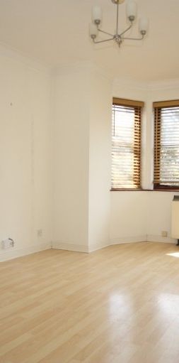 Claremont Avenue, Woking - Photo 1