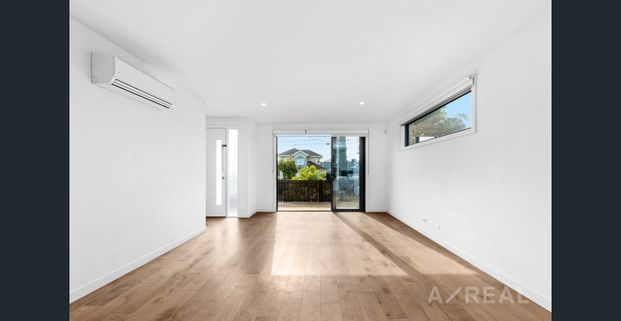 Architecturally Designed Townhouse in a Prime Inner-City Location - Photo 1