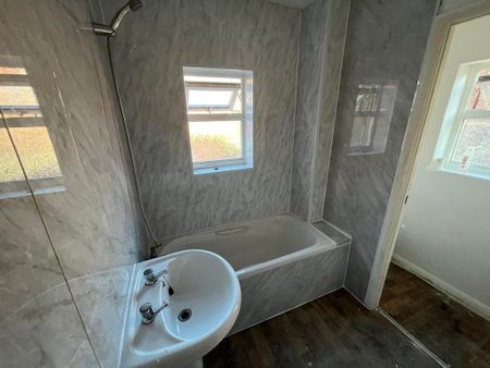 3 bedroom flat to rent - Photo 4