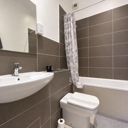 Knighton Drive, Leicester - Photo 4