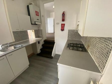 3 bedroom flat to rent - Photo 5