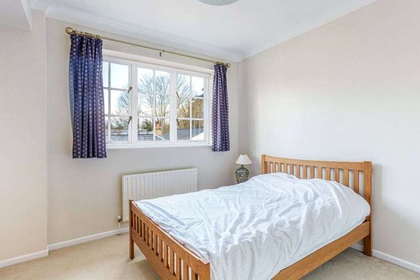 Fabulous two bedroom apartment in an exclusive gated development overlooking the park and lakes of Verulamium. - Photo 1