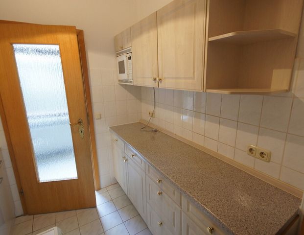 Teilmöblierte Altbauwohnung im Stadtteil Haselbrunn - EBK vorhanden - Photo 1